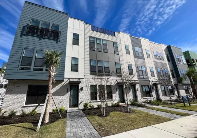 MLS: O6015477 Condo For Sale