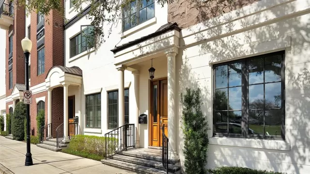 MLS: O6111380 Condo For Sale