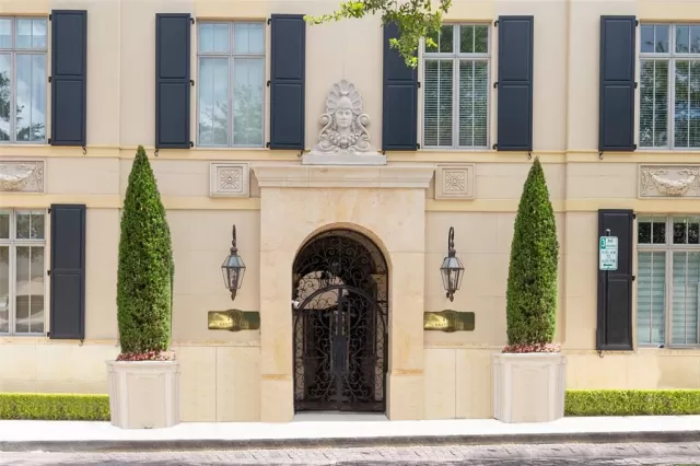 MLS: O6123376 Condo For Sale