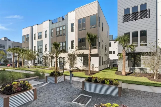 MLS: O6318638 Condo For Sale