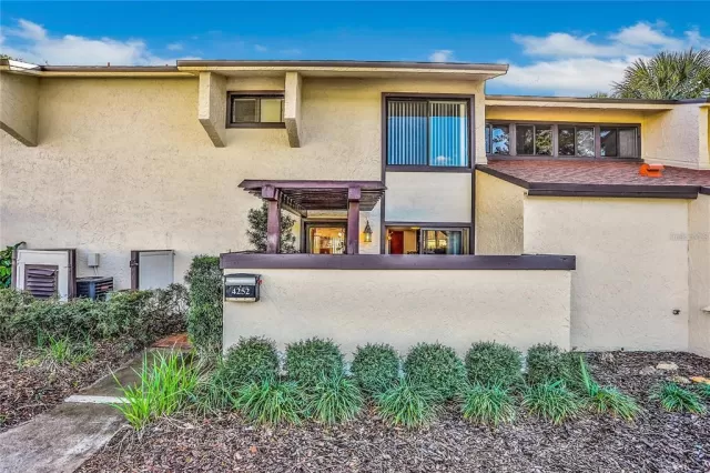 MLS: O6344058 Condo For Sale