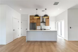 Photo #5: O6353270 Listing