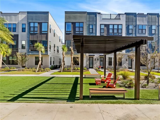 MLS: O6354014 Condo For Sale