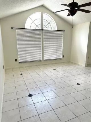 Photo #2: O6376408 Listing