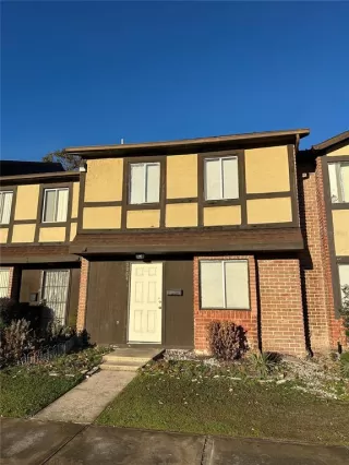 Browse active condo listings in HUNTINGTON ON THE GREEN