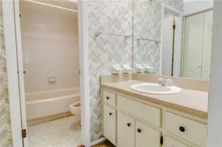 Photo #5: O6417733 Listing