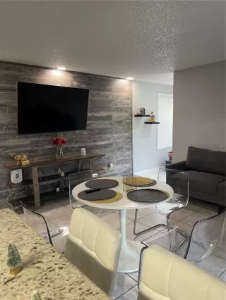 Photo #5: OM695642 Listing 