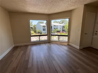 Photo #4: R4909361 Listing