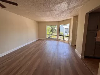 Photo #5: R4909361 Listing