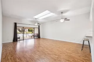 Photo #4: R4910836 Listing 