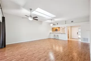 Photo #5: R4910836 Listing 