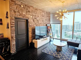 Photo #4: R4911031 Listing