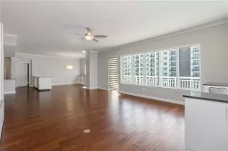 Photo #5: R4911280 Listing