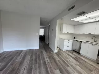 Photo #5: S5134108 Listing