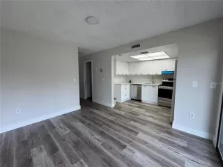 Photo #6: S5134108 Listing