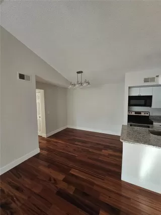 Photo #2: S5138602 Listing