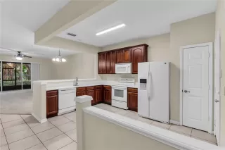 Photo #4: S5139890 Listing