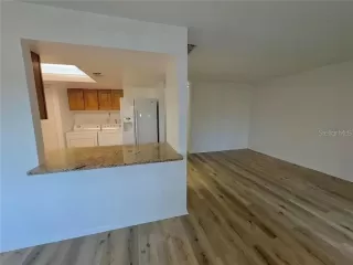 Photo #4: S5147822 Listing