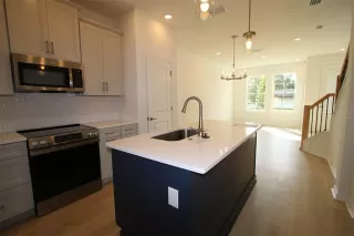 Photo #5: TB8479380 Listing