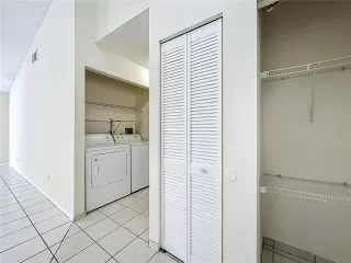 Photo #4: V4948183 Listing