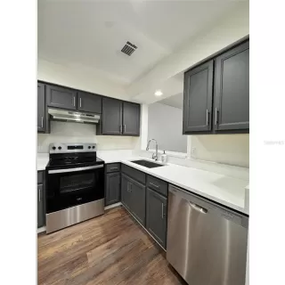 Photo #4: W7876908 Listing