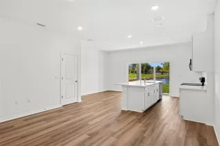 Photo #6: W7885806 Listing 